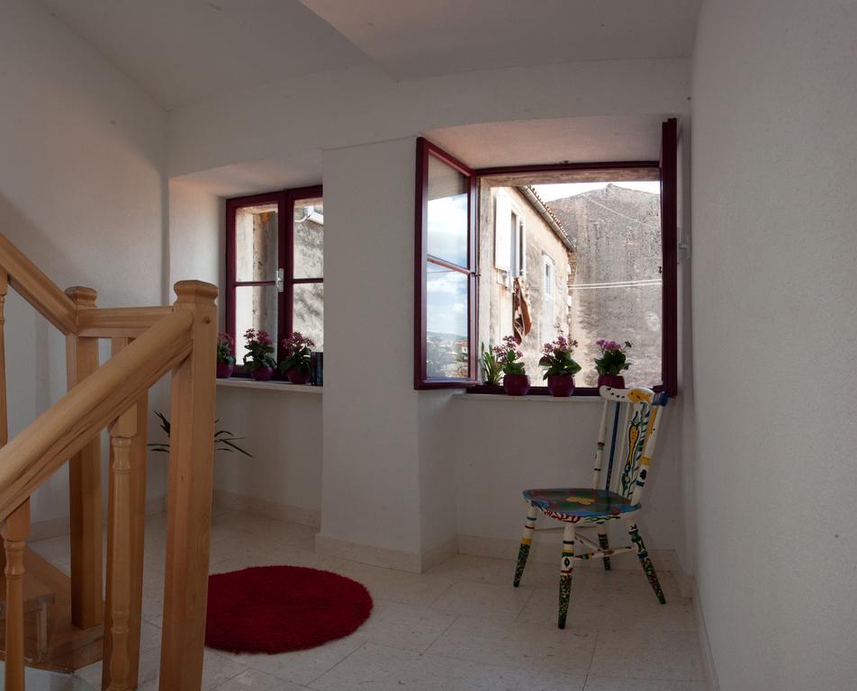 Apartments Tin Split Bilik gambar